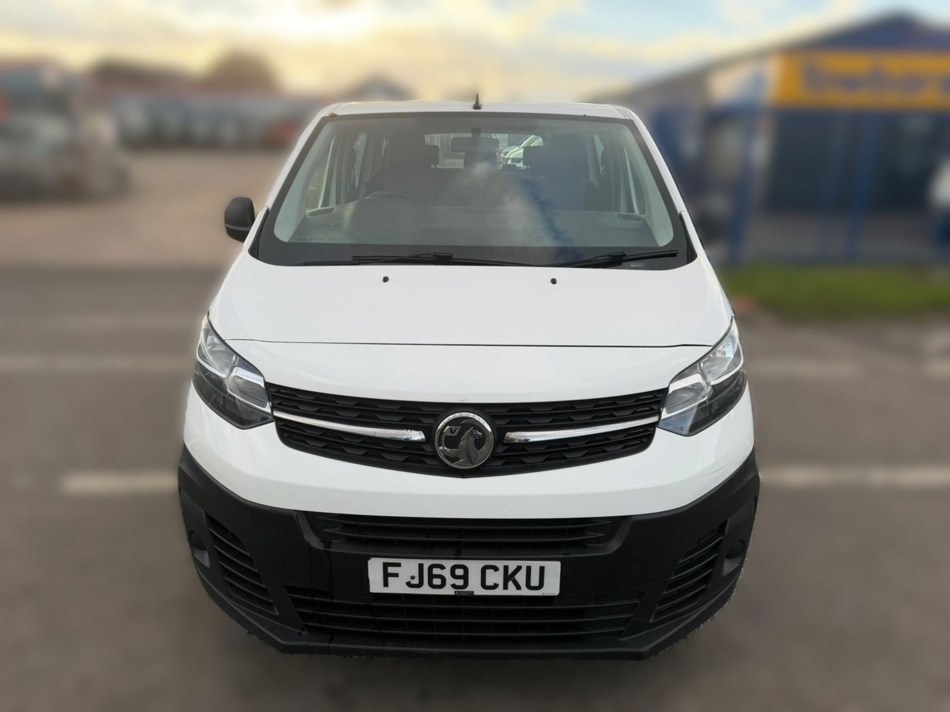 2019 69 VAUXHALL VIVARO LIFE EDITION S/S MINIBUS - 163K MILES - 9 SEATS - AIR CON - Image 2 of 12