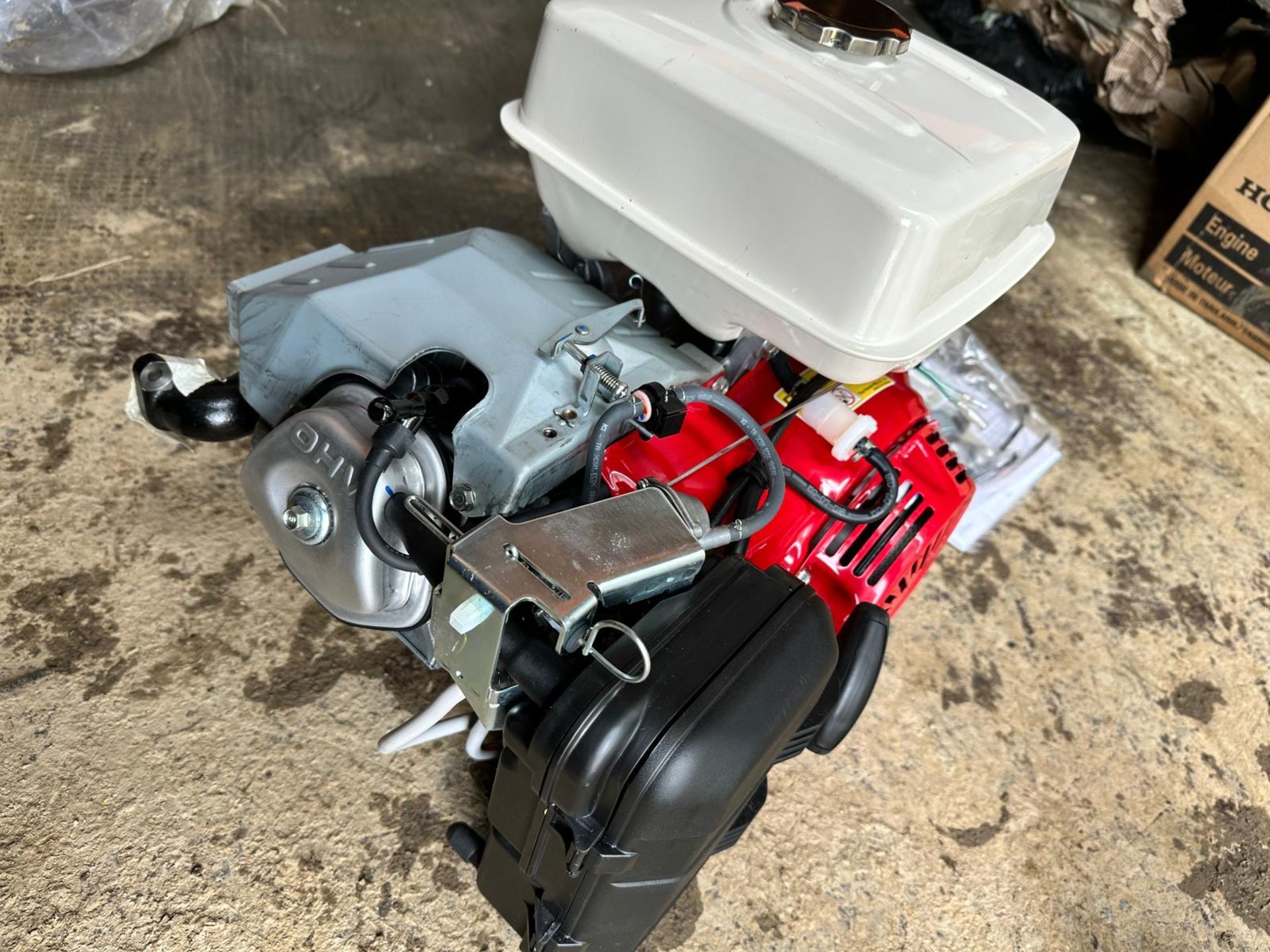 NEW/UNUSED HONDA GX390 ELECTRIC START PETROL ENGINE - 7 AVAILABLE - NO VAT - Image 8 of 12