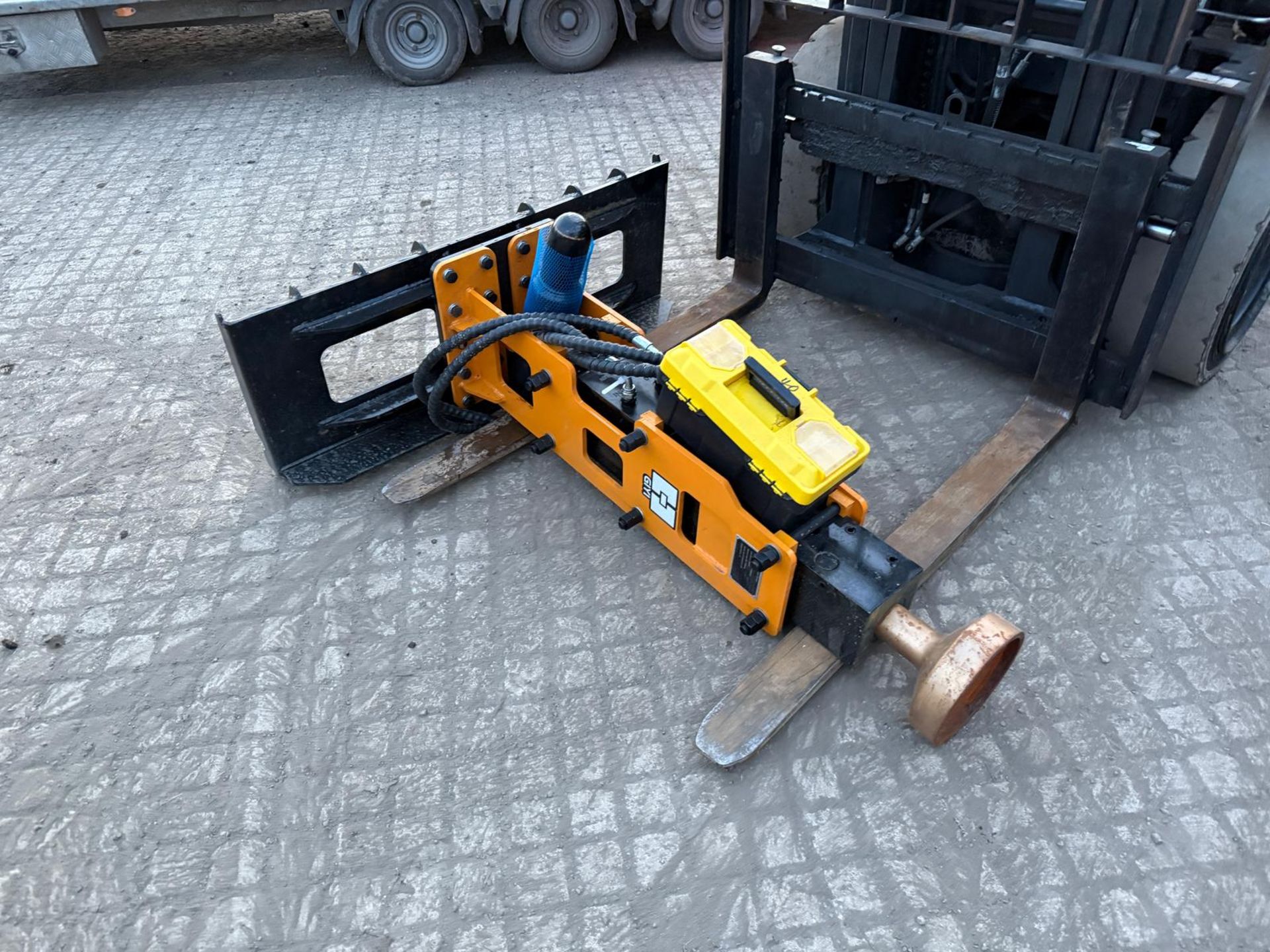 NEW/UNUSED GIYI SKIDSTEER HYDRAULIC ROCK BREAKER/POST KNOCKER - Image 6 of 9