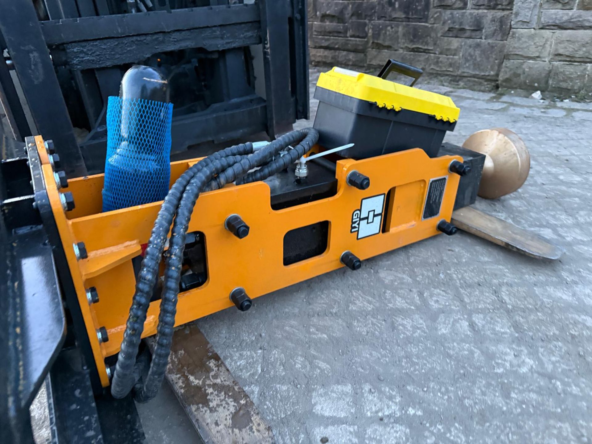 NEW/UNUSED GIYI SKIDSTEER HYDRAULIC ROCK BREAKER/POST KNOCKER - Image 3 of 9