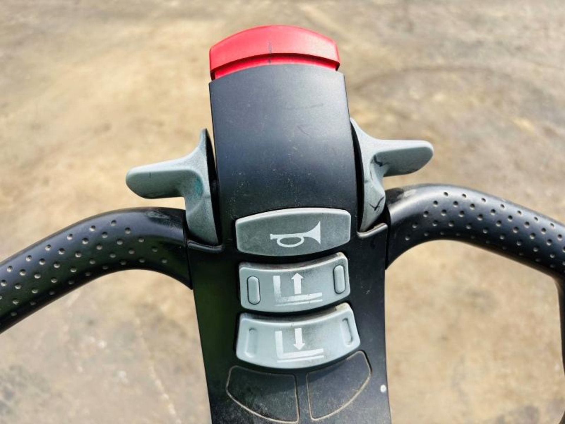 STILL EXU18 BATTERY POWERED PALLET TRUCK - Image 3 of 7