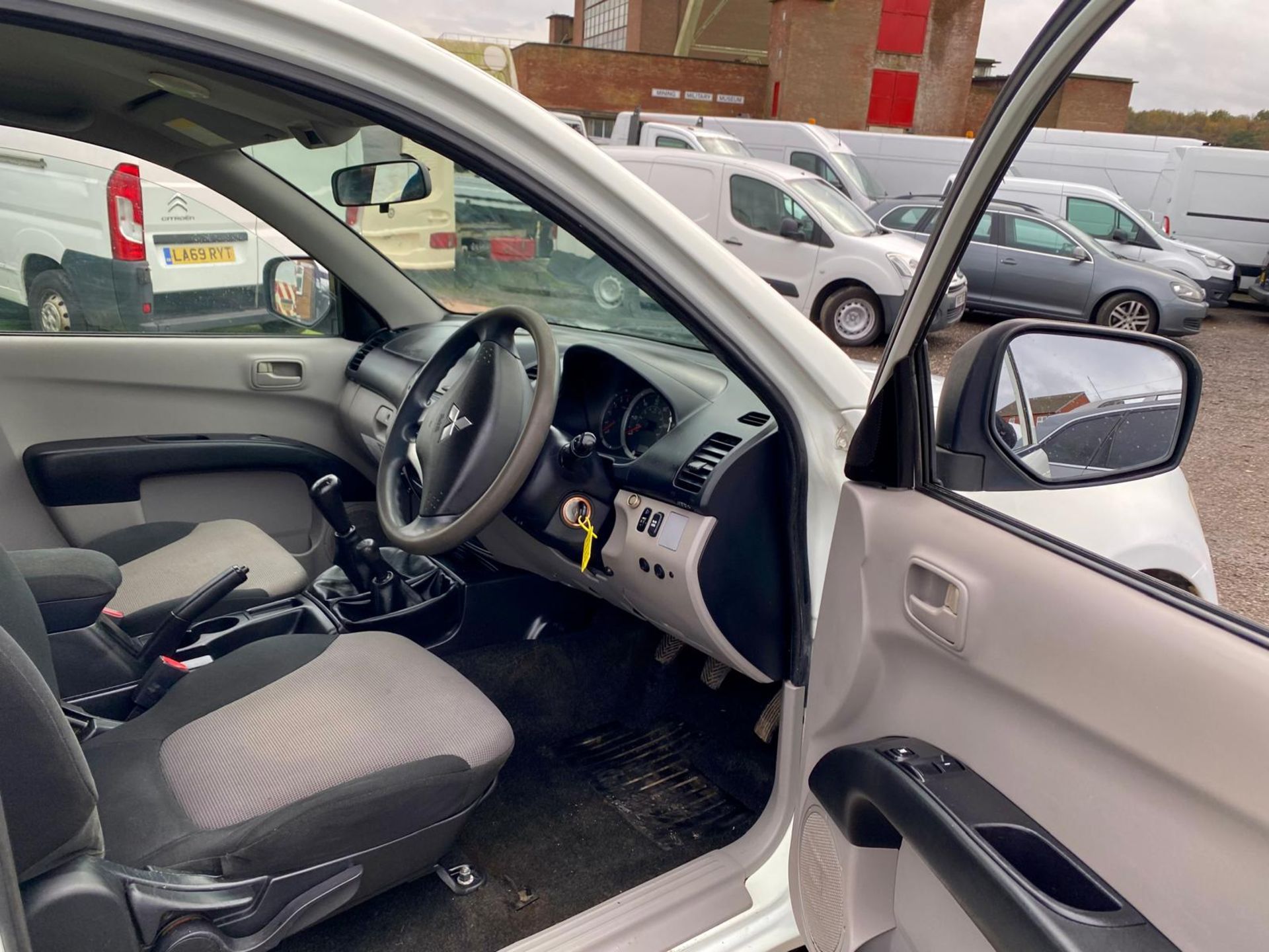 2012 62 MITSUBISHI L200 4LIFE CLUB CAB DI-D 4X4 PICK UP - 129K MILES - AIR CON - TOW BAR - Image 10 of 13