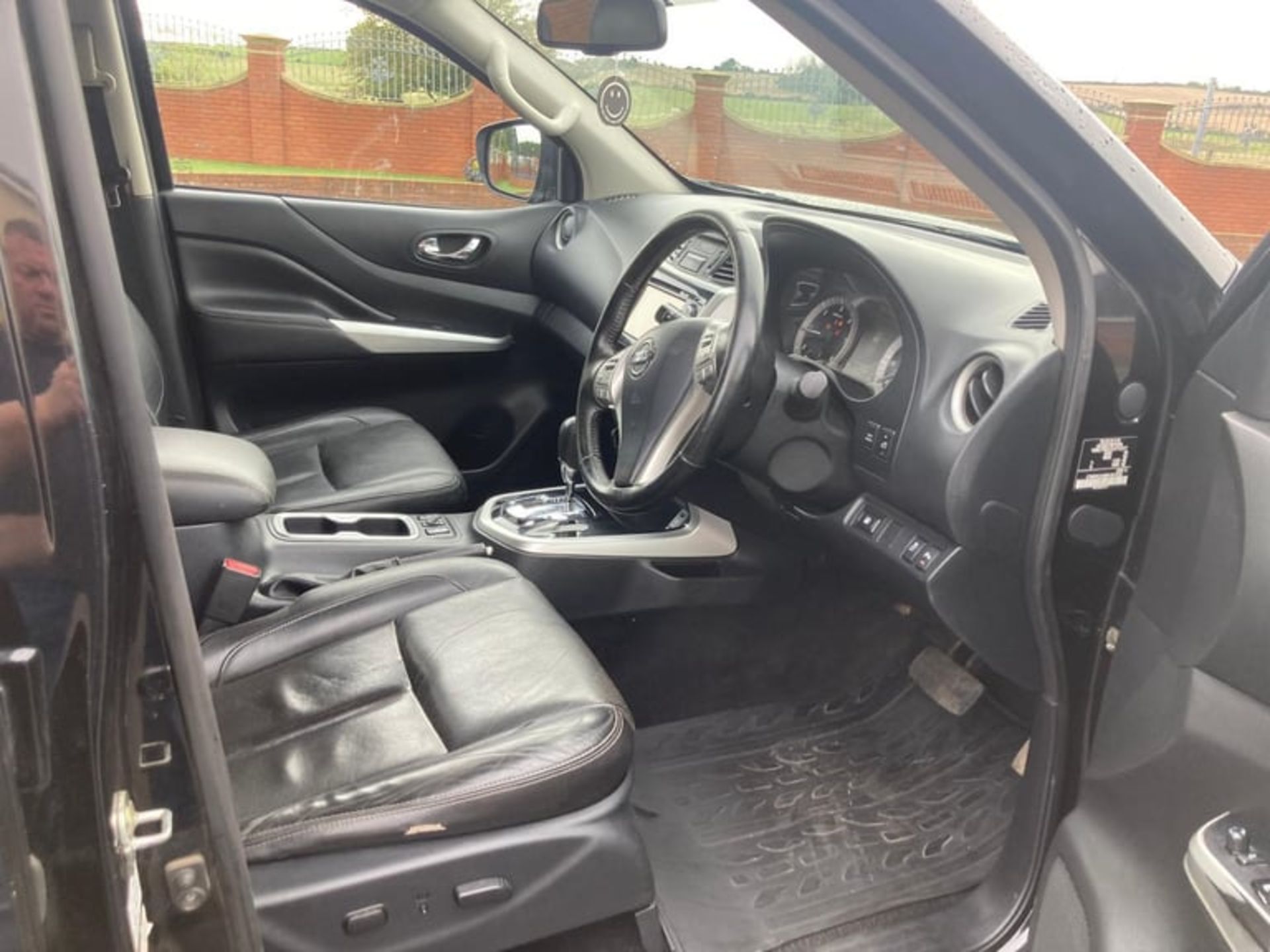 2018 68 NISSAN NAVARA TEKNA DCI AUTO PICK UP - 119K MILES - AIR CON - TOW BAR - Image 11 of 15