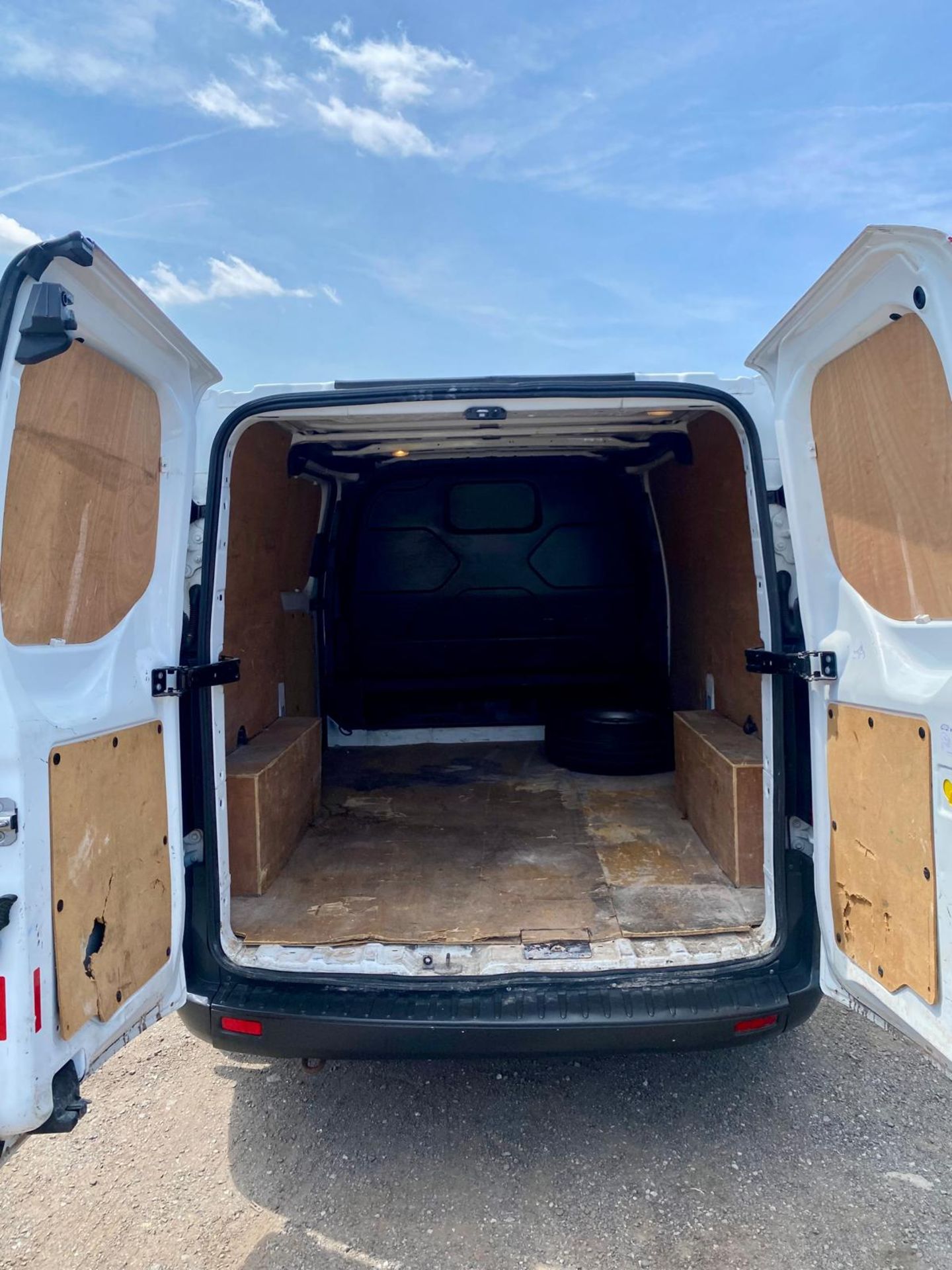 2017 FORD TRANSIT CUSTOM 270 PANEL VAN - 128K MILES - FULL SERVICE HISTORY - NO VAT - Image 4 of 12