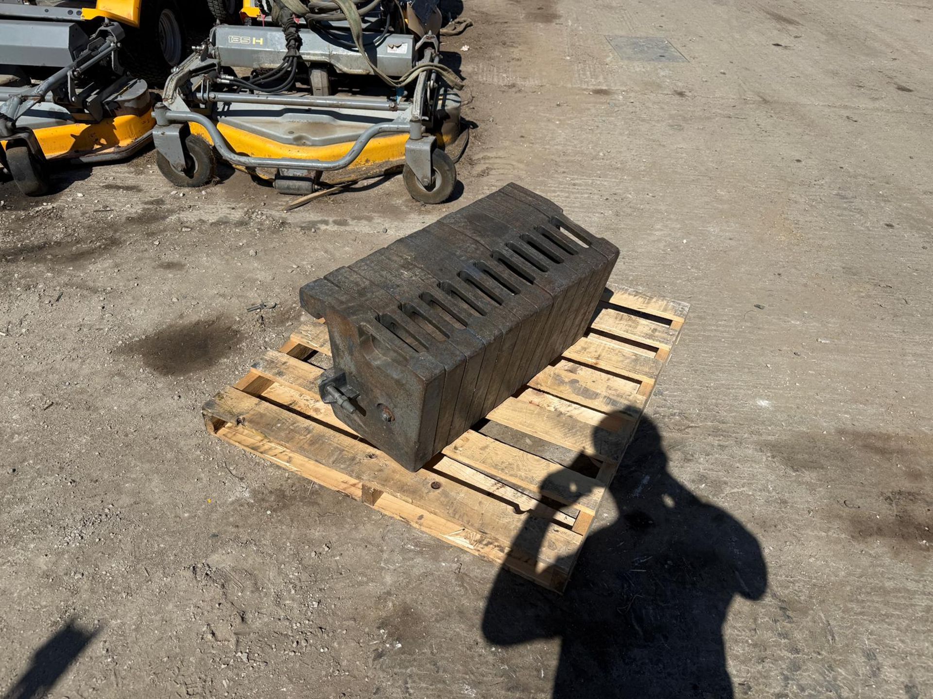 PALLET OF 12 KUBOTA 47KG FRONT TRACTOR WEIGHTS - Image 5 of 10