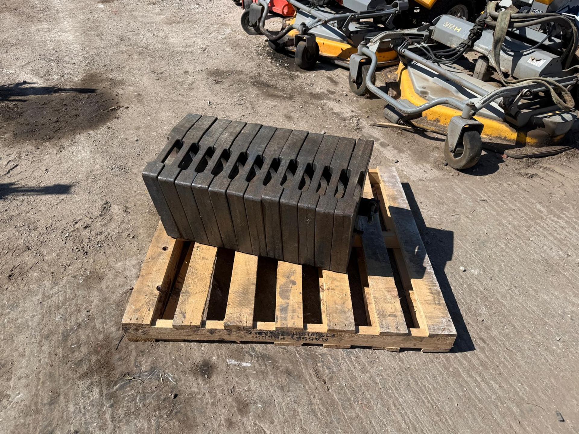 PALLET OF 12 KUBOTA 47KG FRONT TRACTOR WEIGHTS - Image 6 of 10
