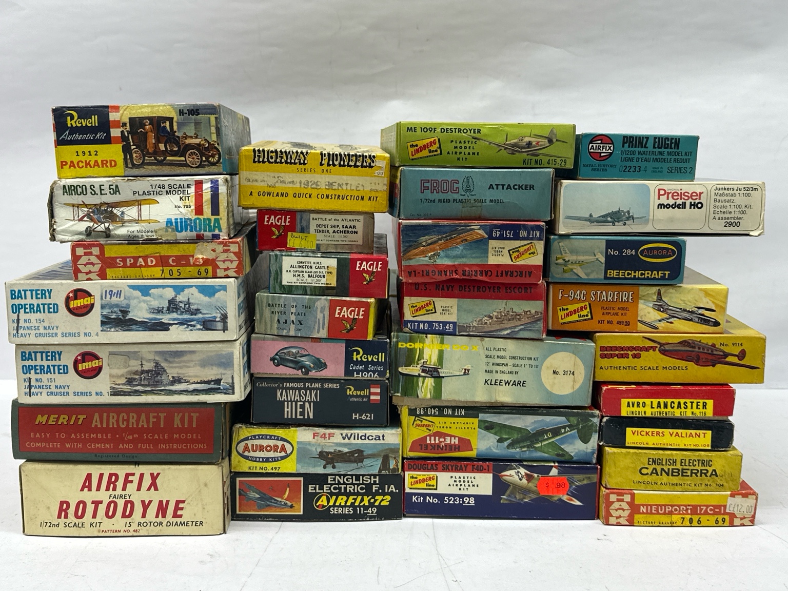 A large mixed group of vintage plastic model kits, to include an Aurora ...