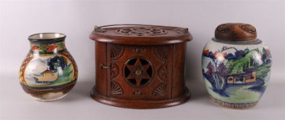 Een porseleinen bolle gemberpot met houten deksel, China, ca. 1940. Polychroom landschapsdecor, h 20