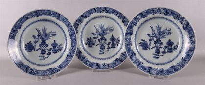 Drie blauw/wit porseleinen diepe borden, China, Qianlong, 18e eeuw. Blauw onderglazuur decor van blo