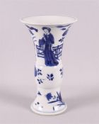 Een blauw/wit porseleinen Gu-vaas, China, Kangxi, rond 1700. Blauw onderglazuur decor van Lange Lijs