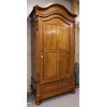 Een ééndeurs linnenkast, Duitsland, ca. 1880. Mahoniehout, gebogen kap, deuren met panelen, h 221 x