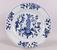 Een blauw/wit porseleinen bord, China, Qianlong, 2e helft 18e eeuw. Blauw onderglazuur decor van een