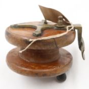 Large wooden vintage fishing reel, un-named, D: 10 cm. UK P&P Group 2 (£24+VAT for the first lot and
