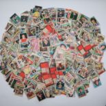 Approximately 600 loose Topps 1977 football red back trading cards. UK P&P Group 2 (£24+VAT for