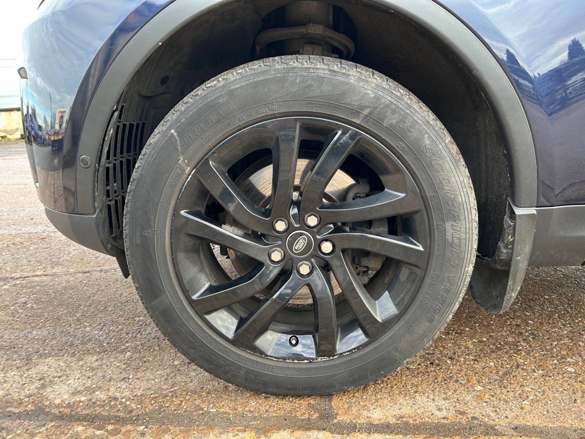 2017 Land Rover Discovery HSE - Automatic - 7 Seater - Pan Roof - Heated Seats - Image 16 of 27