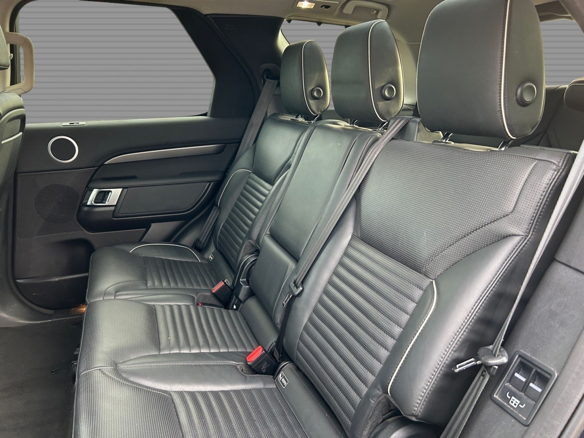 2017 Land Rover Discovery HSE - Automatic - 7 Seater - Pan Roof - Heated Seats - Image 13 of 27