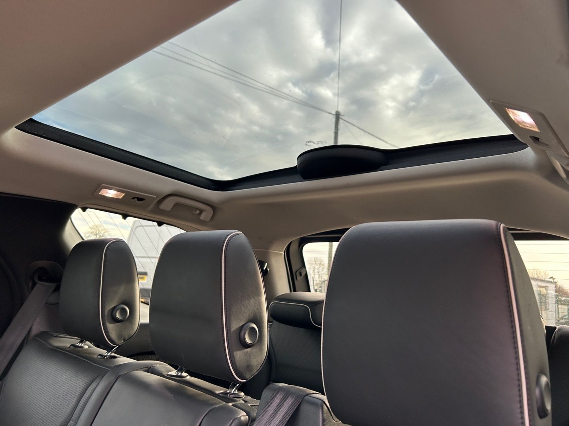 2017 Land Rover Discovery HSE - Automatic - 7 Seater - Pan Roof - Heated Seats - Image 11 of 27