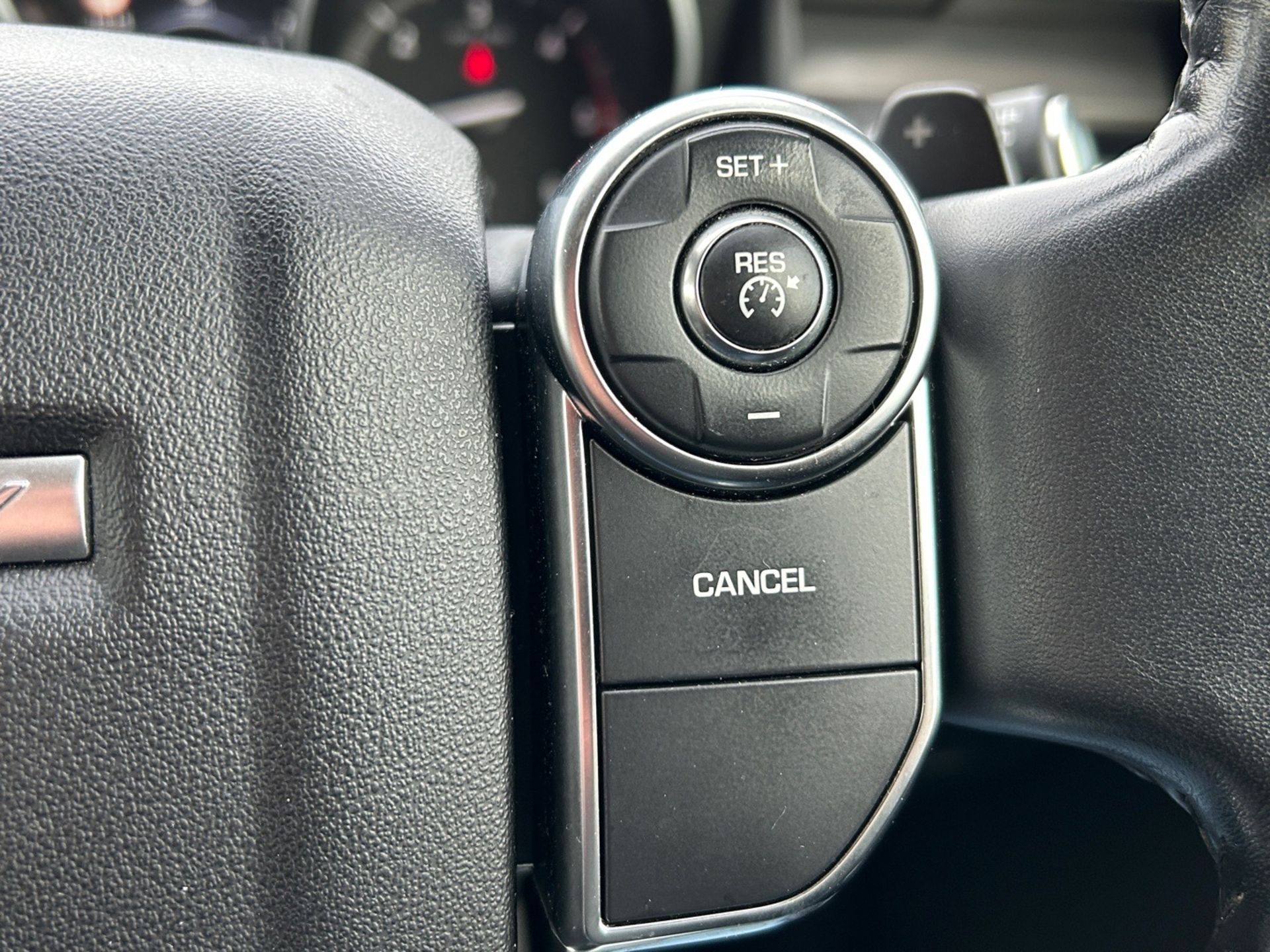 2017 Land Rover Discovery HSE - Automatic - 7 Seater - Pan Roof - Heated Seats - Image 23 of 27