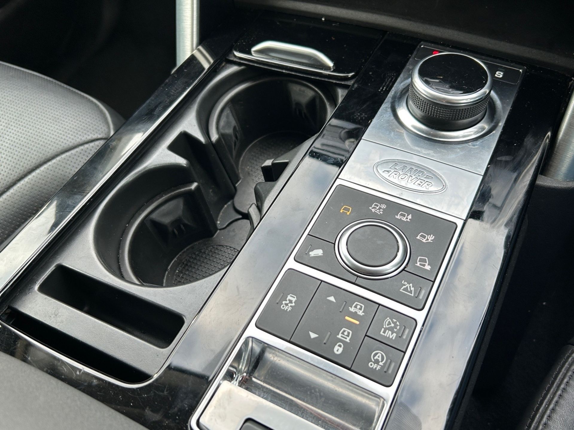 2017 Land Rover Discovery HSE - Automatic - 7 Seater - Pan Roof - Heated Seats - Image 22 of 27