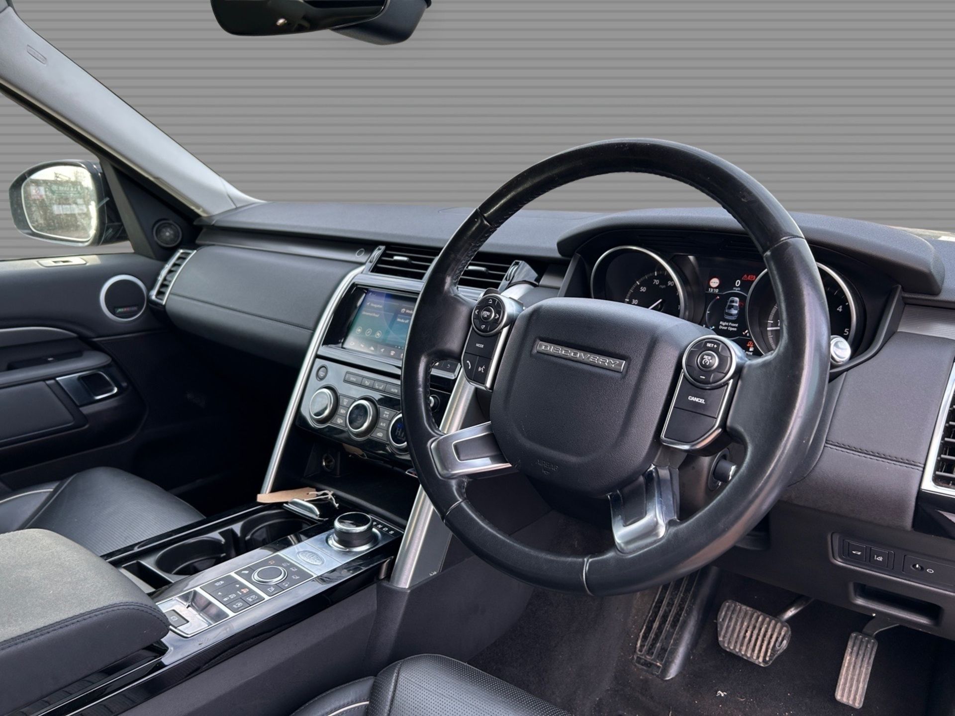 2017 Land Rover Discovery HSE - Automatic - 7 Seater - Pan Roof - Heated Seats - Image 9 of 27