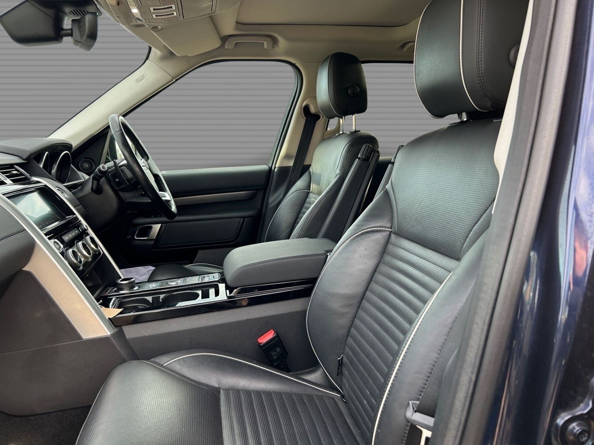 2017 Land Rover Discovery HSE - Automatic - 7 Seater - Pan Roof - Heated Seats - Image 14 of 27