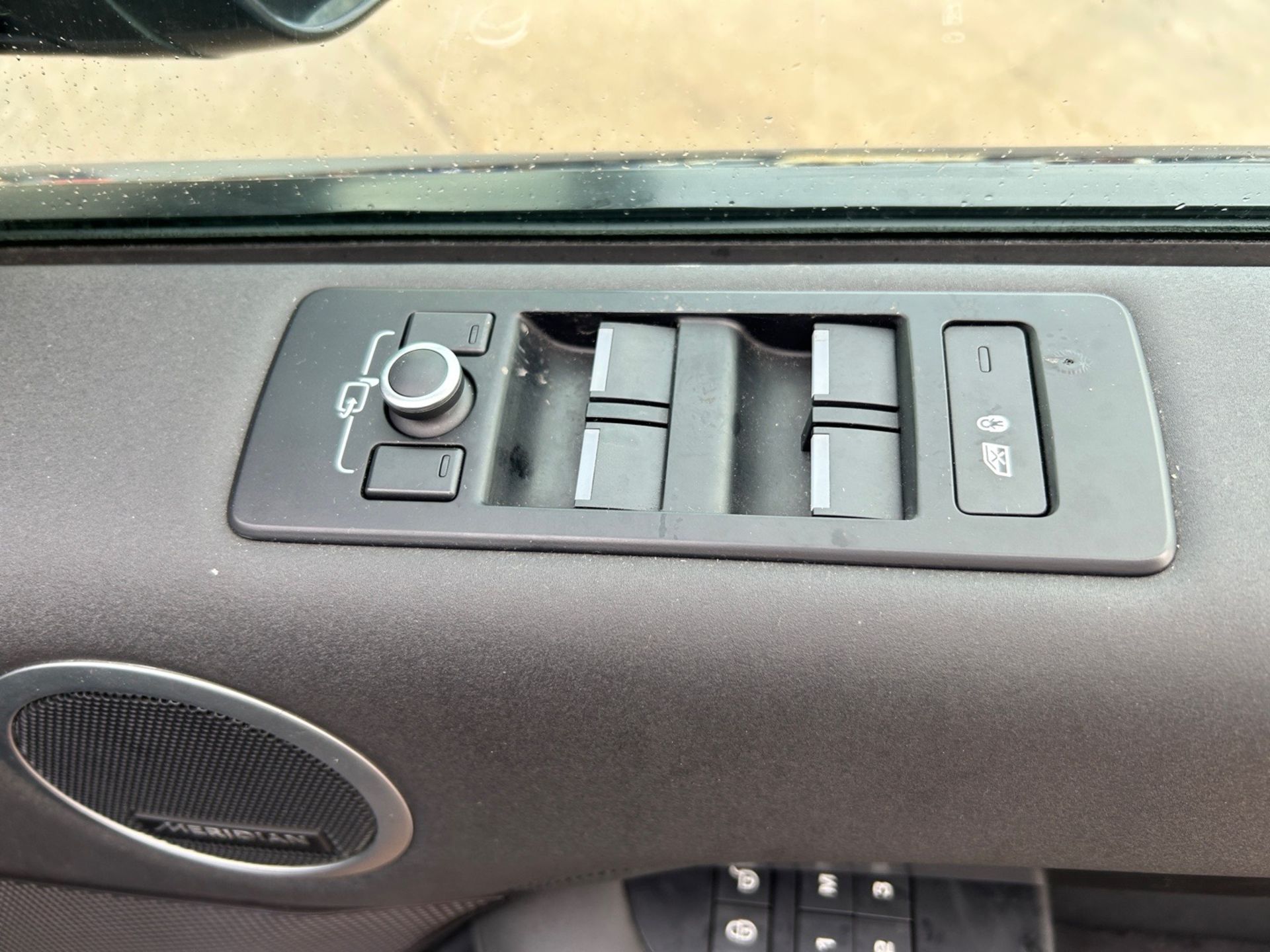 2017 Land Rover Discovery HSE - Automatic - 7 Seater - Pan Roof - Heated Seats - Image 20 of 27