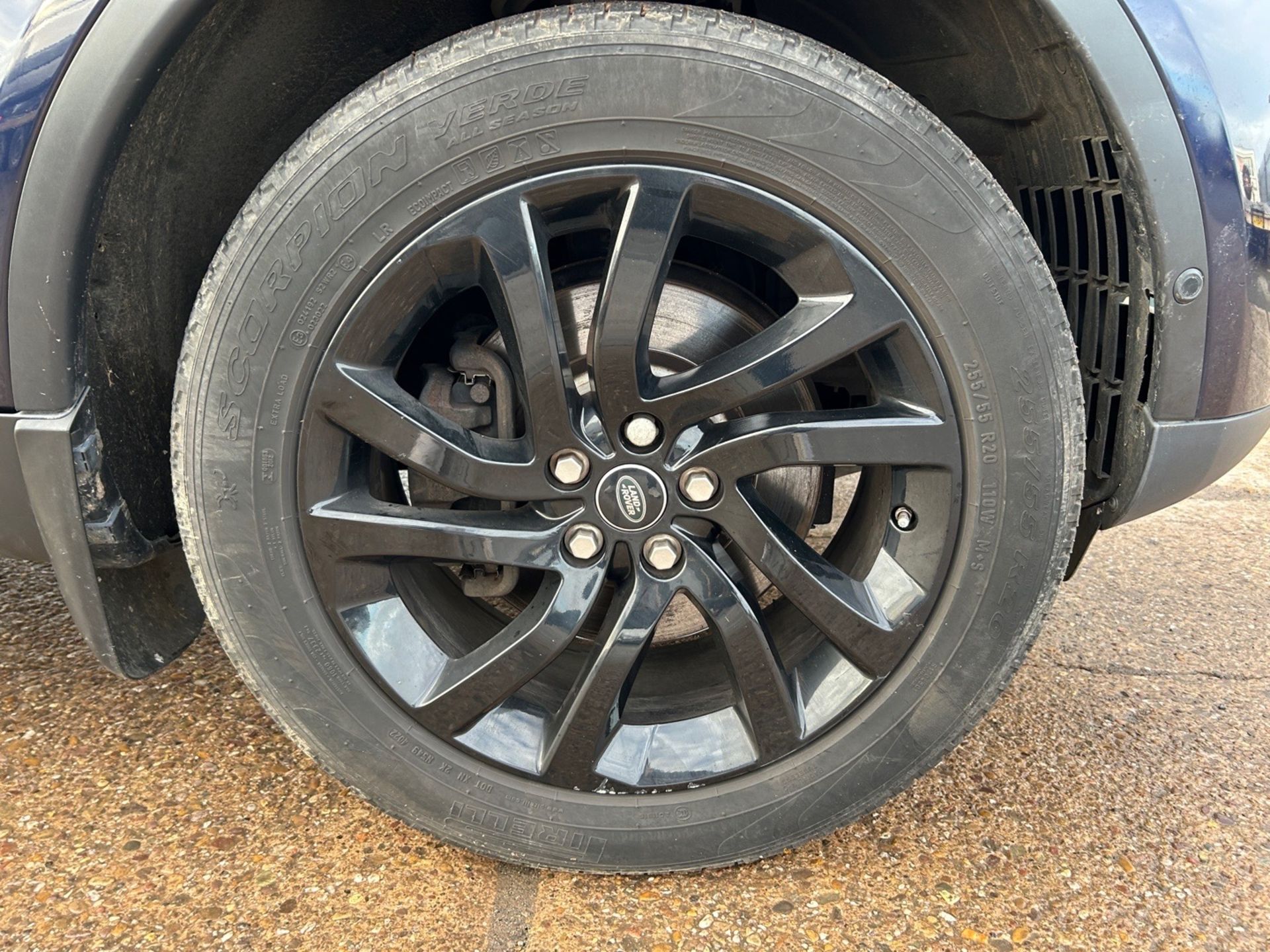 2017 Land Rover Discovery HSE - Automatic - 7 Seater - Pan Roof - Heated Seats - Image 17 of 27