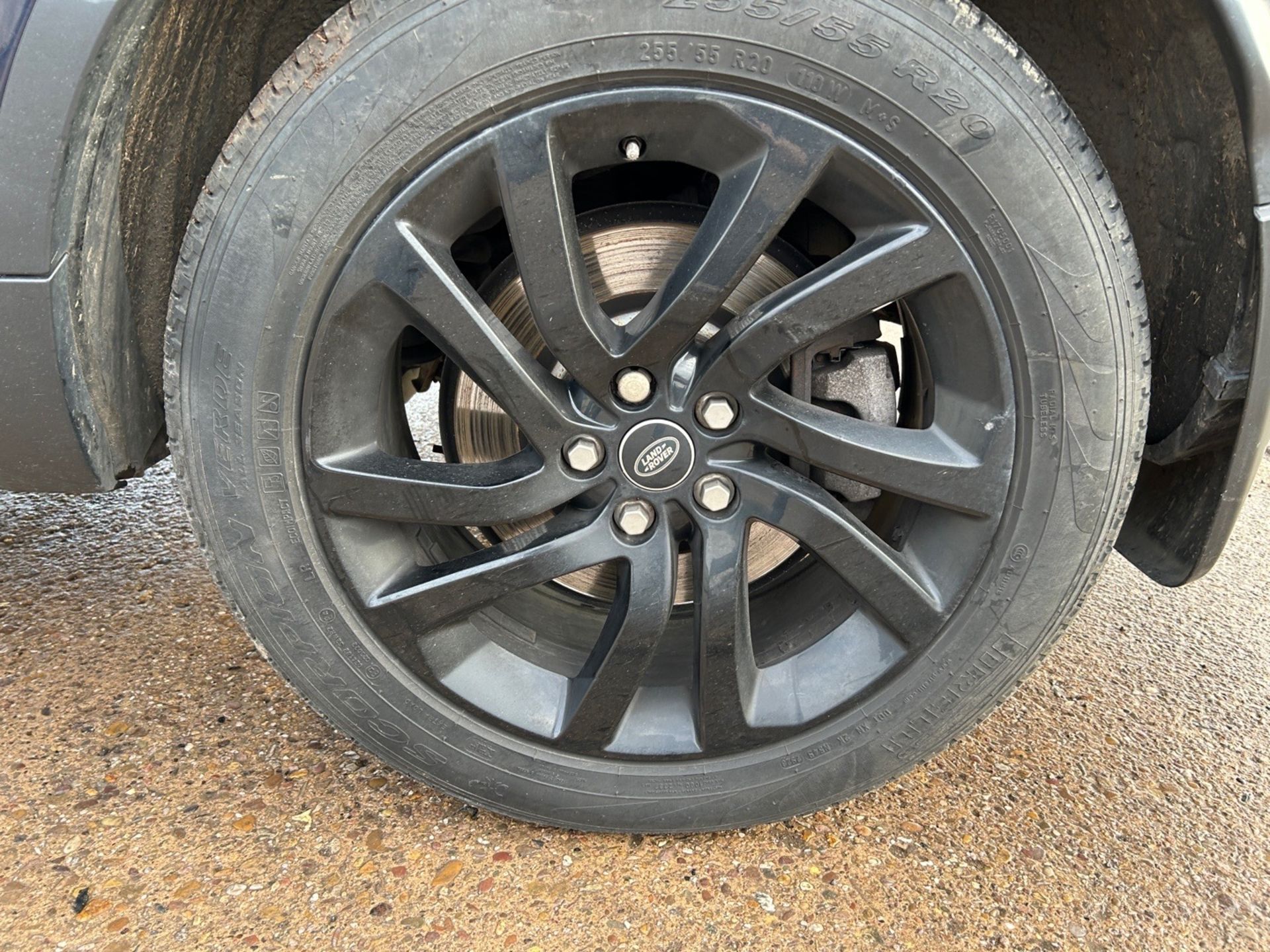 2017 Land Rover Discovery HSE - Automatic - 7 Seater - Pan Roof - Heated Seats - Image 18 of 27