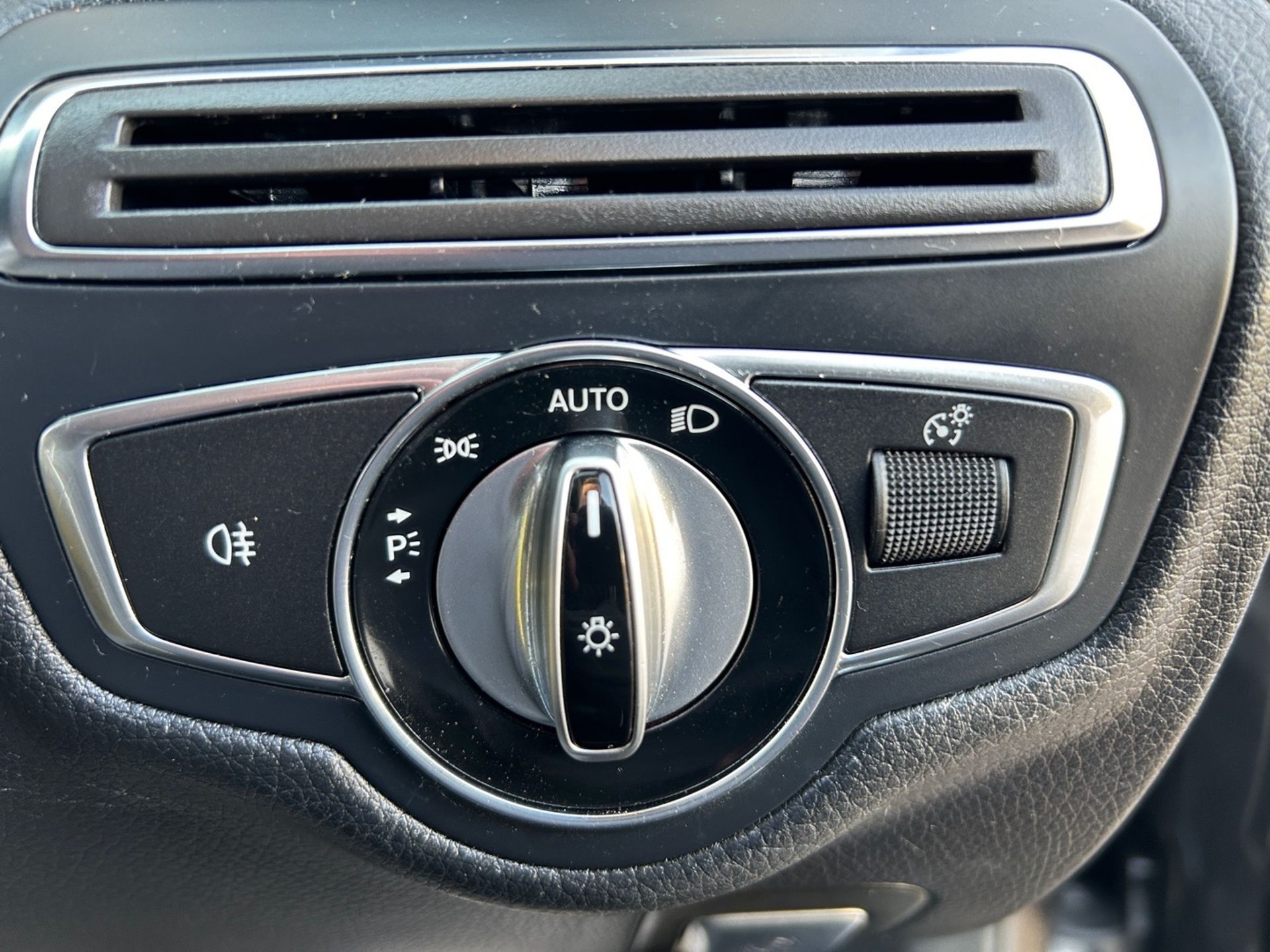 (ON SALE) 2015 Model Mercedes-Bens C220 *AMG* Line Saloon 2.1 - Automatic - Navigation - Bluetooth - Image 18 of 21