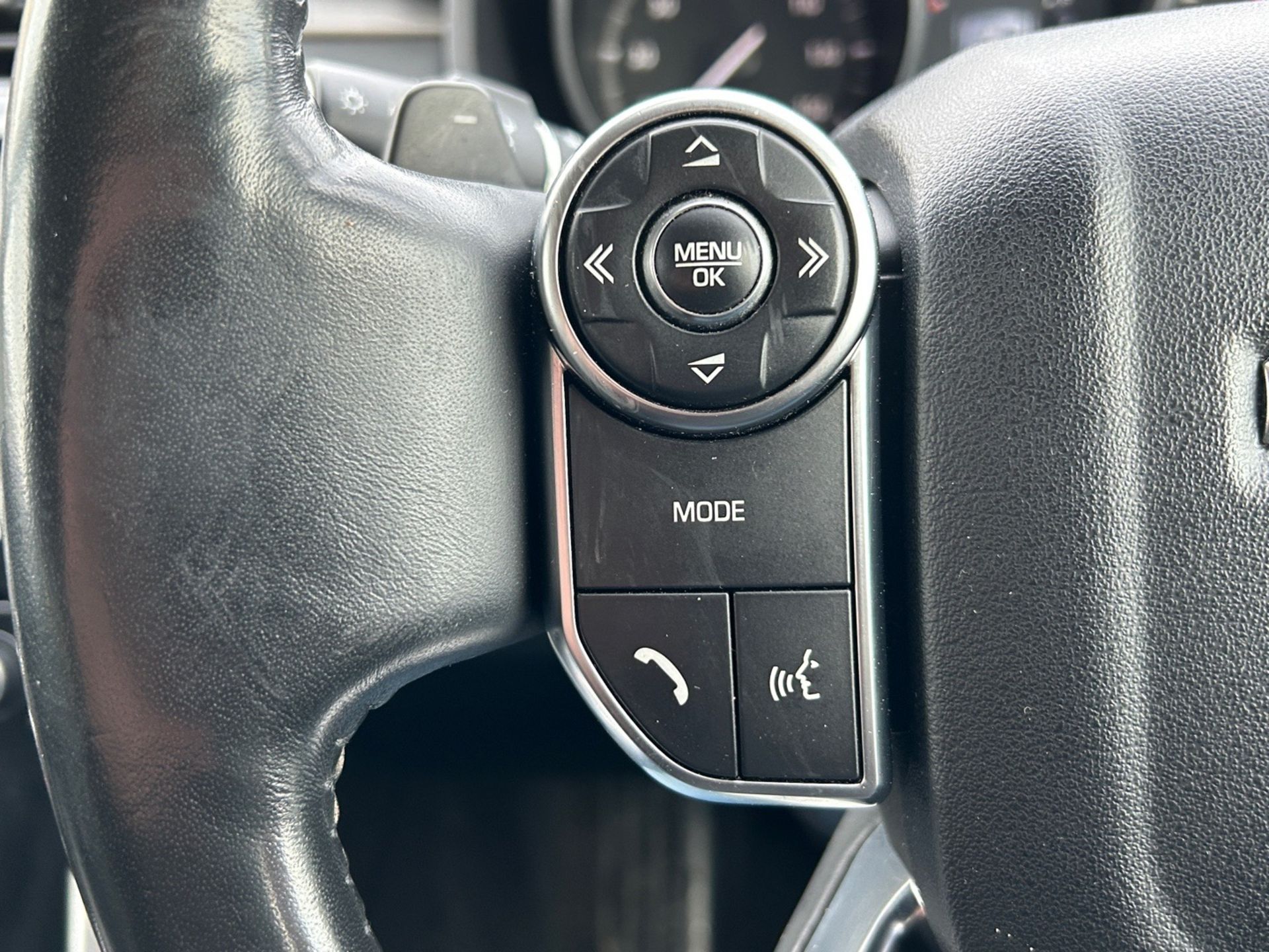 2017 Land Rover Discovery HSE - Automatic - 7 Seater - Pan Roof - Heated Seats - Image 24 of 27