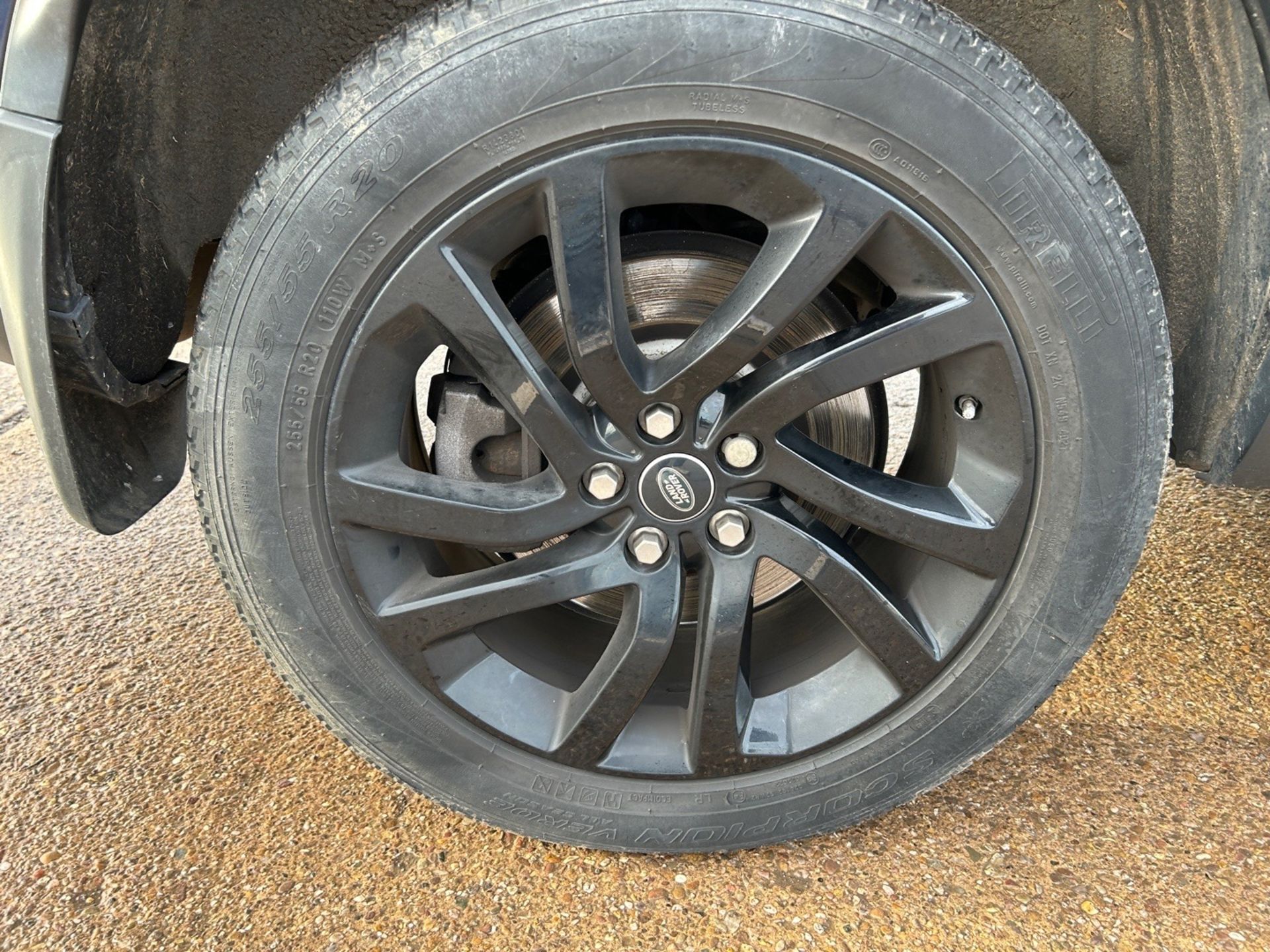 2017 Land Rover Discovery HSE - Automatic - 7 Seater - Pan Roof - Heated Seats - Image 19 of 27