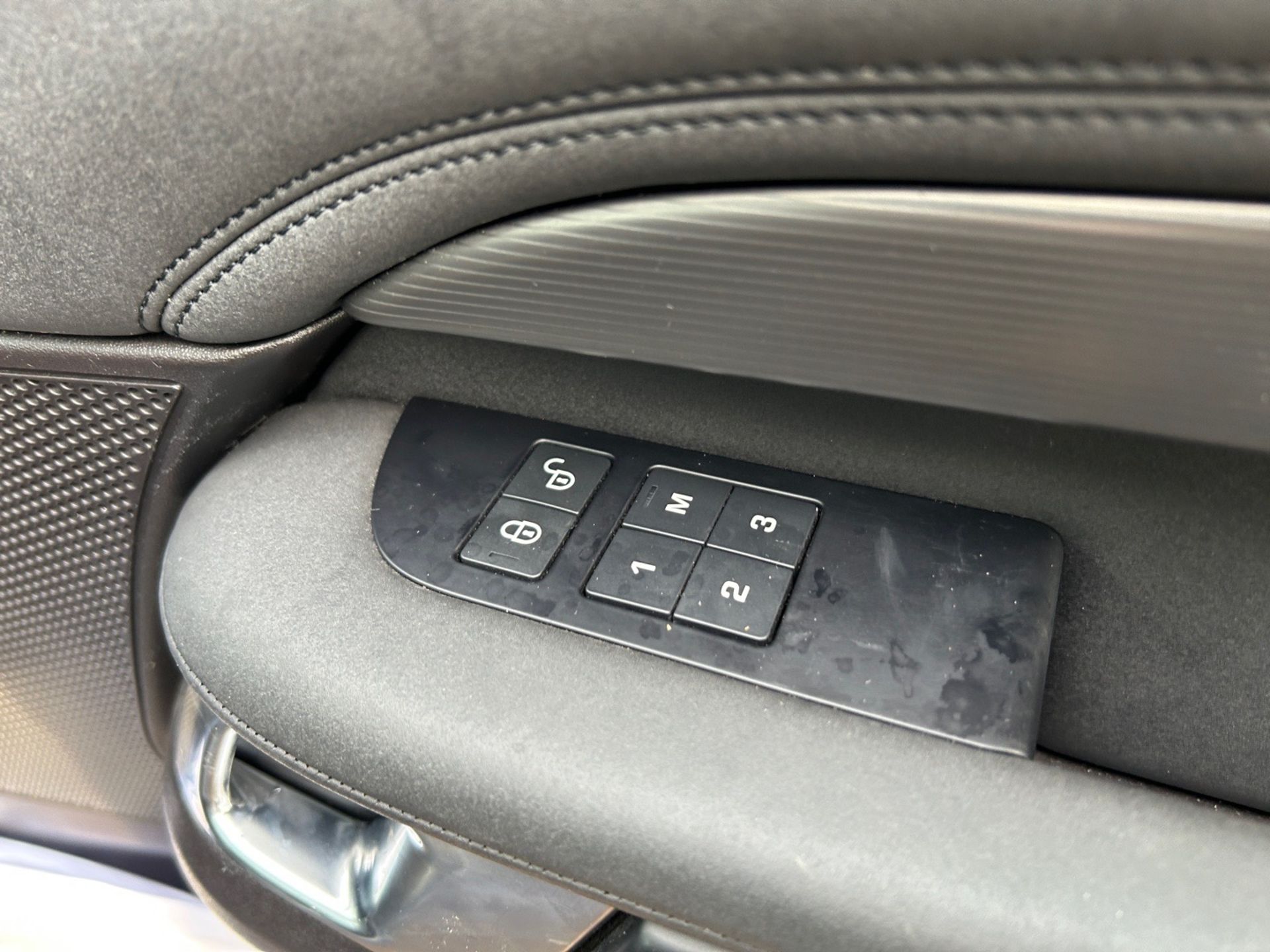 2017 Land Rover Discovery HSE - Automatic - 7 Seater - Pan Roof - Heated Seats - Image 21 of 27