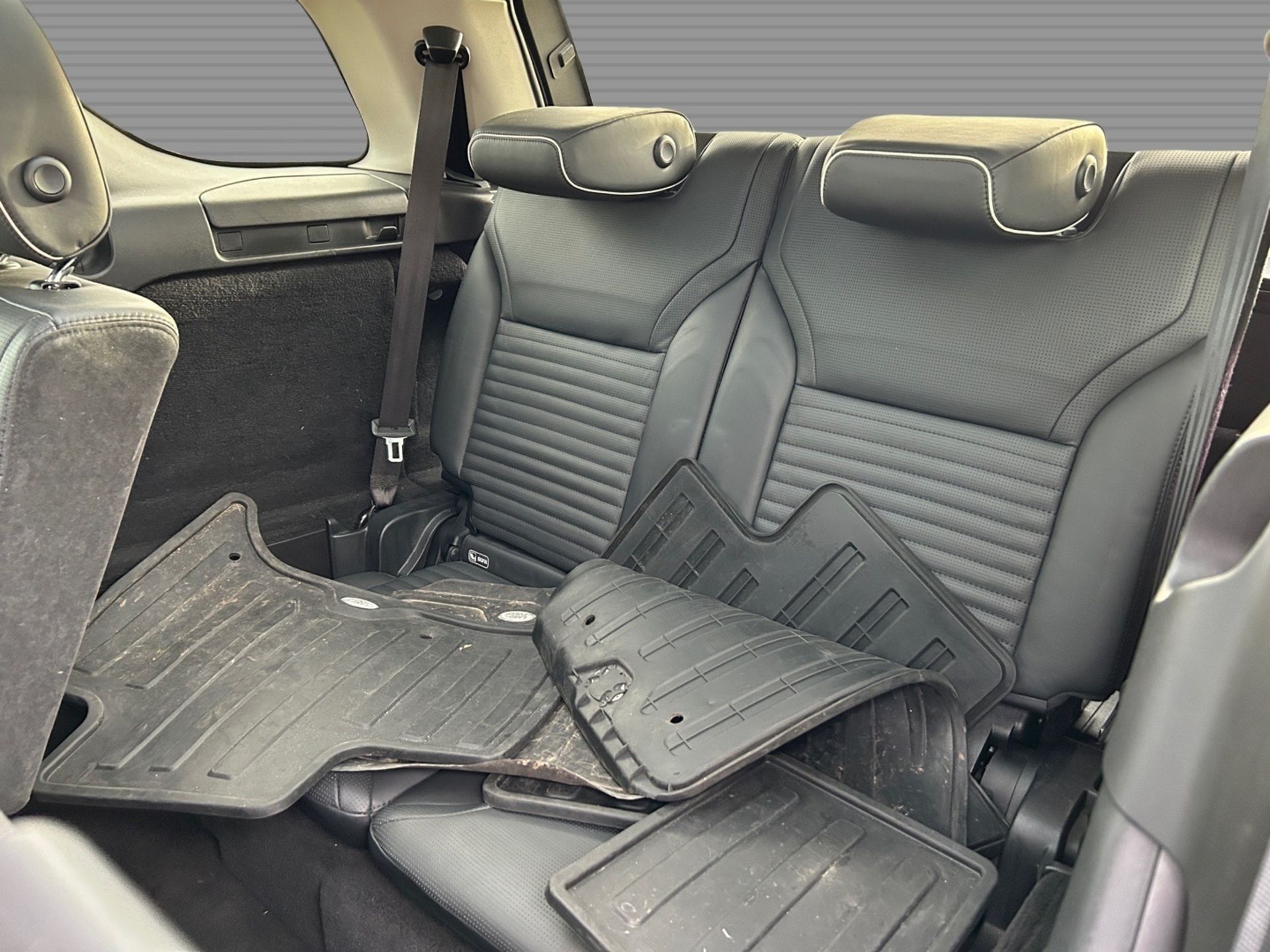 2017 Land Rover Discovery HSE - Automatic - 7 Seater - Pan Roof - Heated Seats - Image 12 of 27