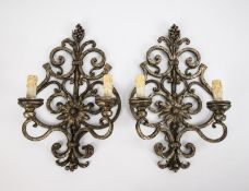 Paar 2-flammige Wandleuchter im Landhausstil.