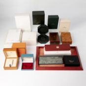 10 Luxusarmbanduhren-Kartons und 1 Omega-Verkaufstablett.