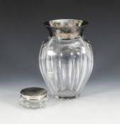 Große Glasvase und englische Dose mit Silberdeckel.