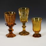 3 bernsteinfarbene Gläser.