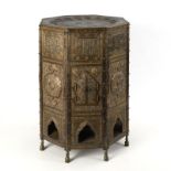 Silberintarsierter Metalltisch - Kursi im Mameluken-Stil.