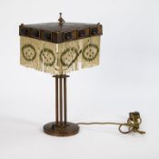 Art-déco-Tischlampe mit quadratischem Schirm.