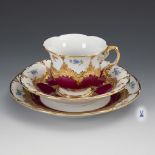 Gedeck "B-Form" mit Purpurfond und Streublümchenmalerei. Meissen.