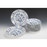 12 Zwiebelmuster-Speiseteller und 2 -Gemüseteller. Meissen.