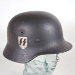 Waffen-SS Stahlhelm M40 mit einem Emblem, Quist