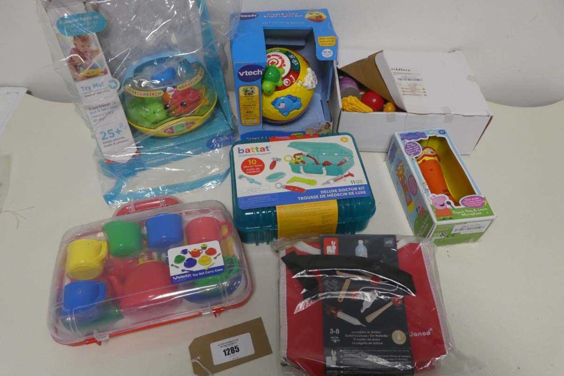 +VAT Selection of roleplaying and activity toys incl. Peterkin tea set carry case, Battat Deluxe