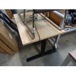Electric rise and fall desk