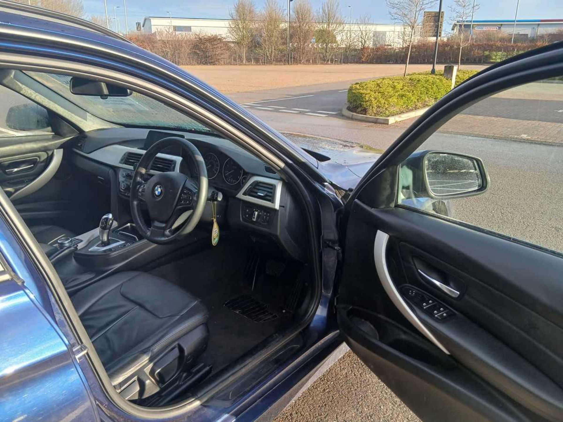 (YH68 CTM) 2019 BMW 318d SE Touring Steptronic Auto 5-door estate in blue, 1995cc diesel, 8-speed - Image 14 of 14