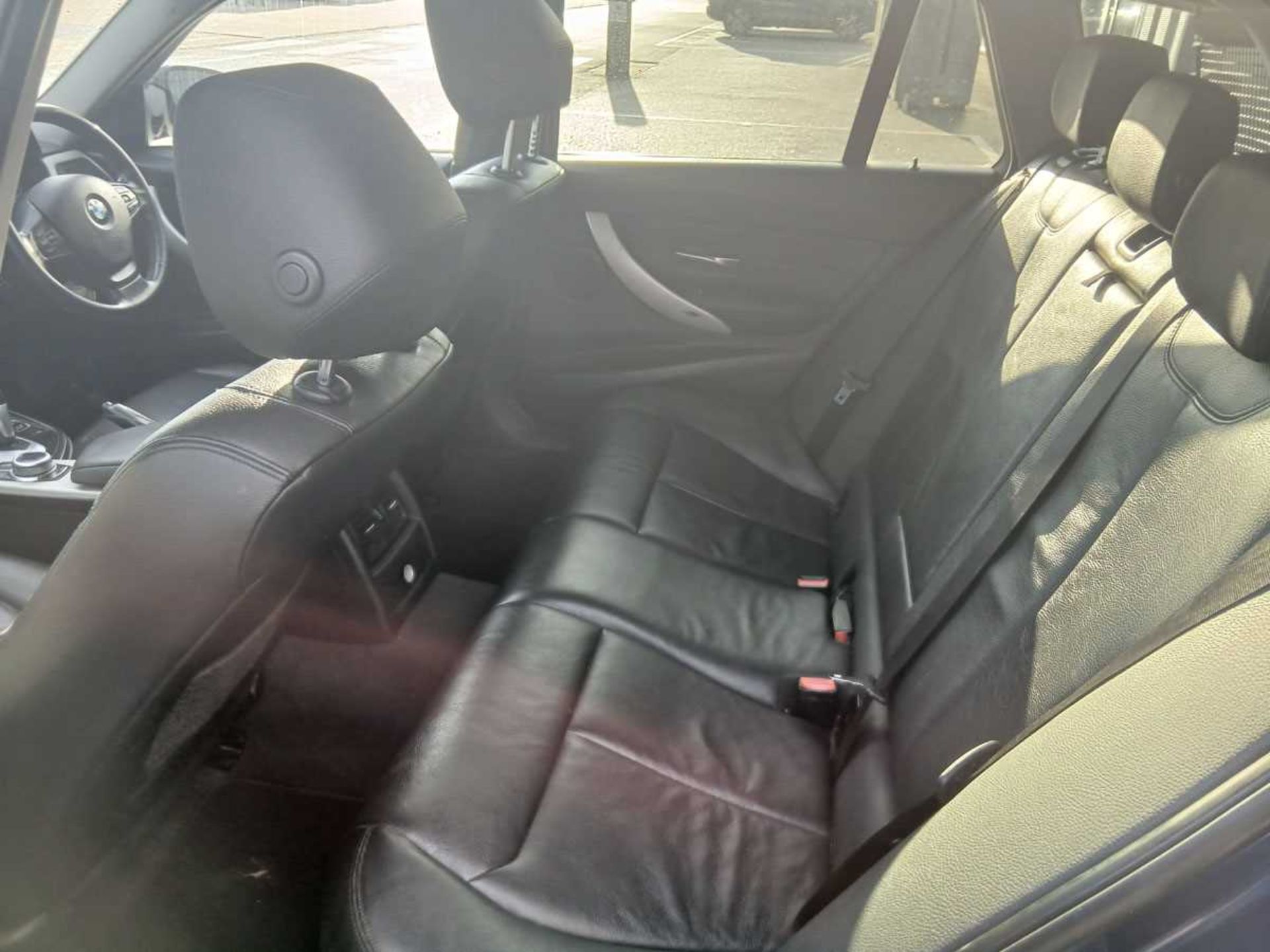 (YH68 CTM) 2019 BMW 318d SE Touring Steptronic Auto 5-door estate in blue, 1995cc diesel, 8-speed - Image 8 of 14