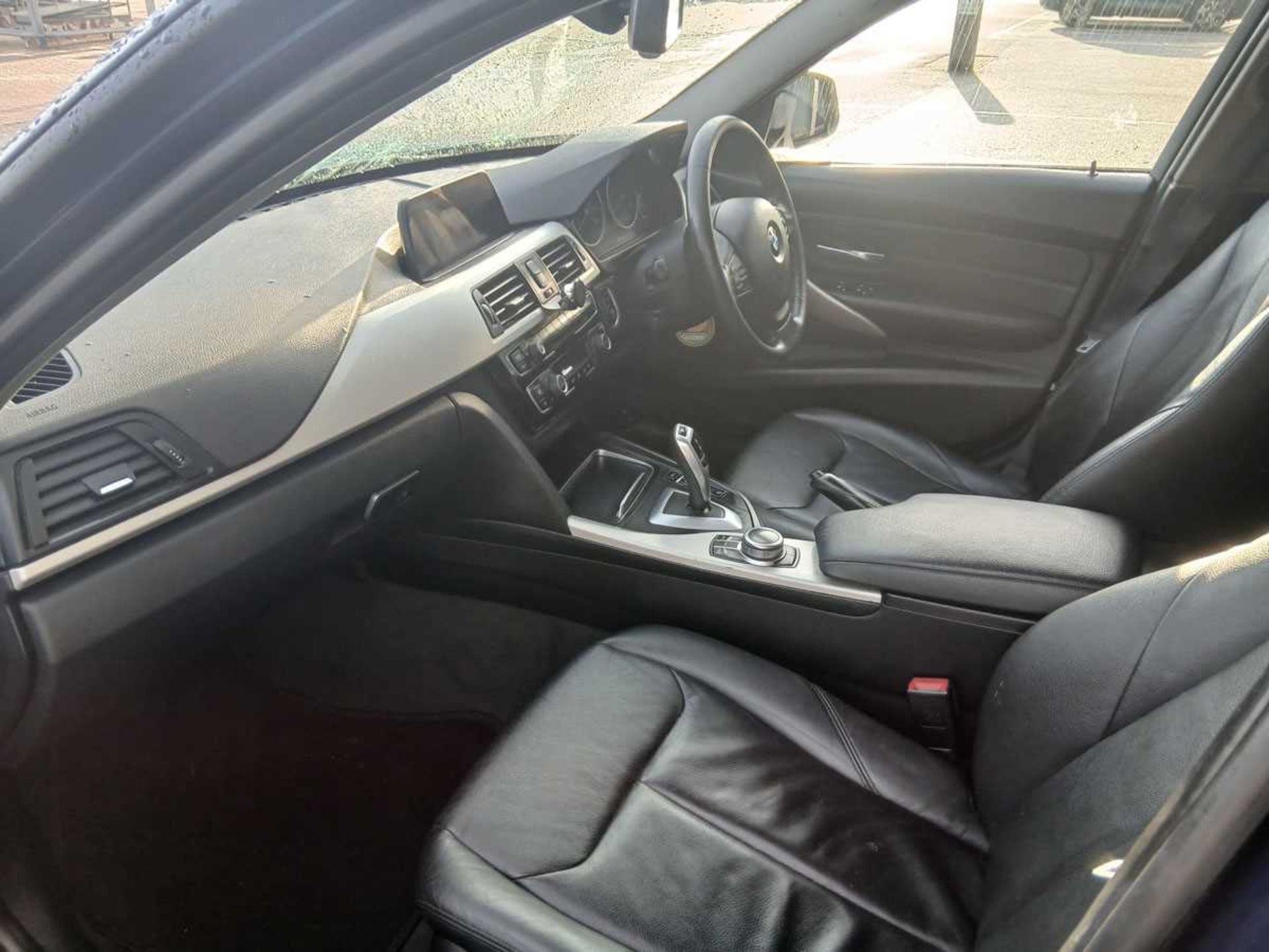 (YH68 CTM) 2019 BMW 318d SE Touring Steptronic Auto 5-door estate in blue, 1995cc diesel, 8-speed - Image 9 of 14