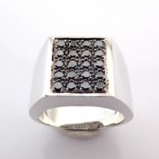 18K white gold ring detailed with black