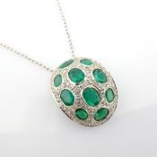 An exquisite necklace detailed with vibrand emerald, brilliant diamonds and