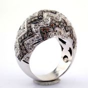 18K white gold ring detailed with brilliant